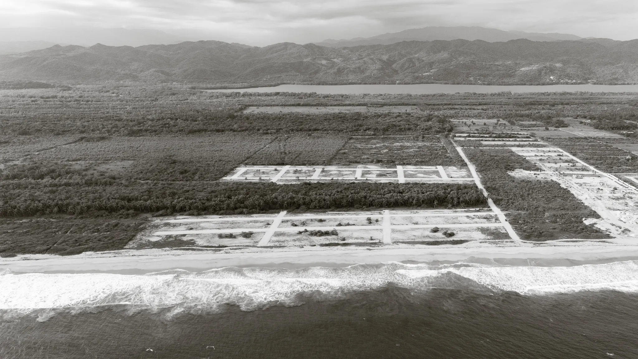 Vista aérea con la ubicación de La Reserva, la Laguna de Manialtepec y Palmarito